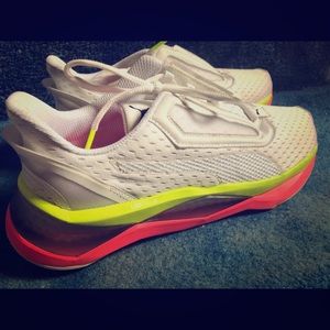 Women’s Puma tennis shoes